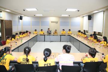 화천초 어린이 과천시의회 방문