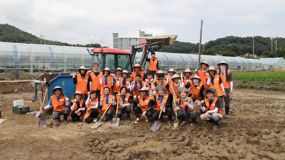 '과천시봉사단, 친선 도시 가평군에서 수해복구 자원봉사활동 펼쳐' 게시글의 사진(1) 'KakaoTalk_Photo_2025-08-08-16-14-24 002.jpeg'